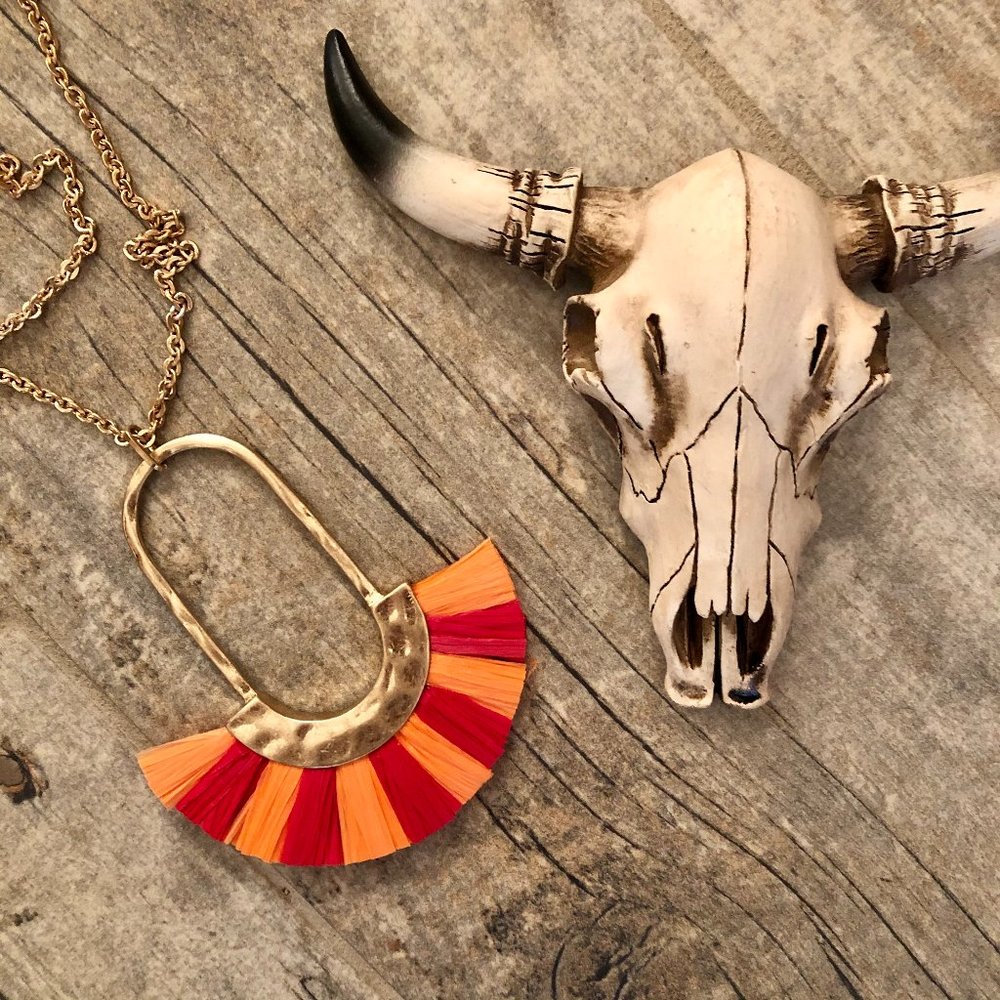 Large raffia pendant necklace